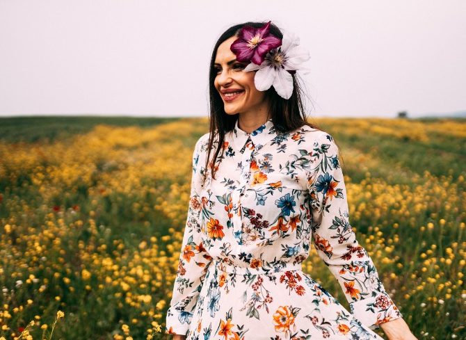 Moda primaverile: come abbinare i vestiti a fiori