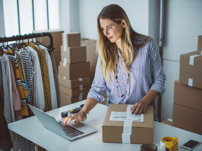 ragazza che fa acquisti online